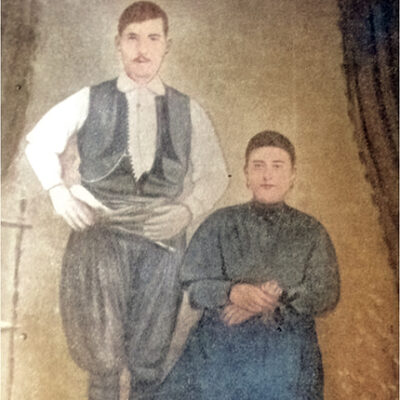 Ο Αστρινός Αγγγελάκης με τη σύζυγό του Ελένη (Κουτελιδάκη). Ο Αστρινός δολοφονήθηκε από γερμανικό απόσπασμα στο Γερακάρι στις 7 Ιουνίου 1943. Η Ελένη Αγγελάκη έχασε τον Αύγουστο του 1944 δύο γιους (Νίκο και Φραγκιά), δύο αδελφούς (Ευάγγελο και Νικόλαο), τέσσερα πρώτα ξαδέρφια, πέντε πρώτα ανίψια και εφτά δεύτερα ανίψια