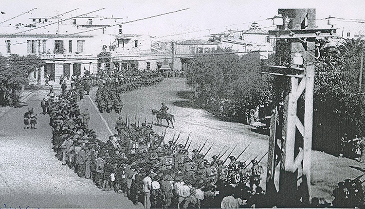 Ηράκλειο. 28η Οκτωβρίου 1940. Σύνταξη και αναχώρηση των στρατευμάτων από την πλατεία Ελευθερίας