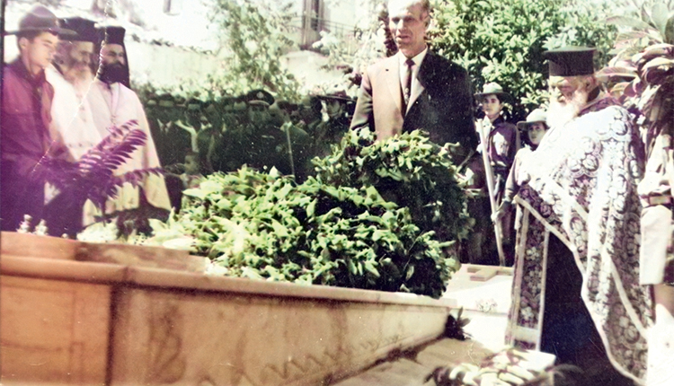 Ανήμερα της 28ης Οκτωβρίου 1968. Ο ανάπηρος του Ελληνοϊταλικού πολέμου Γεώργιος Μιχαήλ Χαραλαμπάκης, καταθέτει στεφάνι στον τάφο του Αρχηγού των Έξι Ανατολικών Επαρχιών Αντωνίου Τρυφίτσου. Στο Καστέλλι Πεδιάδος, το 1968 δεν υπήρχε ηρώον πεσόντων