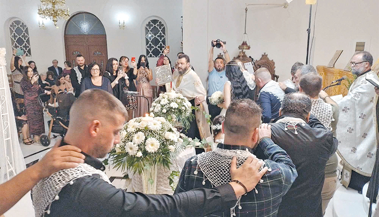 Όχι ένα, όχι δύο, όχι 10… Ο γνωστός λυράρης Μανώλης Σταθωράκης  από τις Καμάρες ανέβηκε τα σκαλιά της εκκλησίας με την εκλεκτή της καρδιάς του,  την Μαρίνα Λεμονάκη